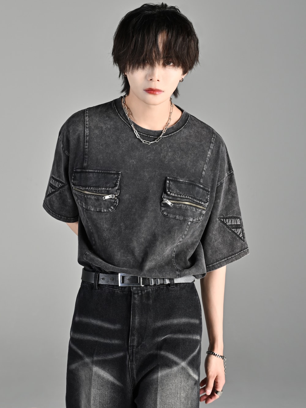 ブラック系のブーツ、ブラック系のTシャツ/カットソー、ブラック系のその他パンツを着用したメンズの夏コーディネートの4枚目の写真