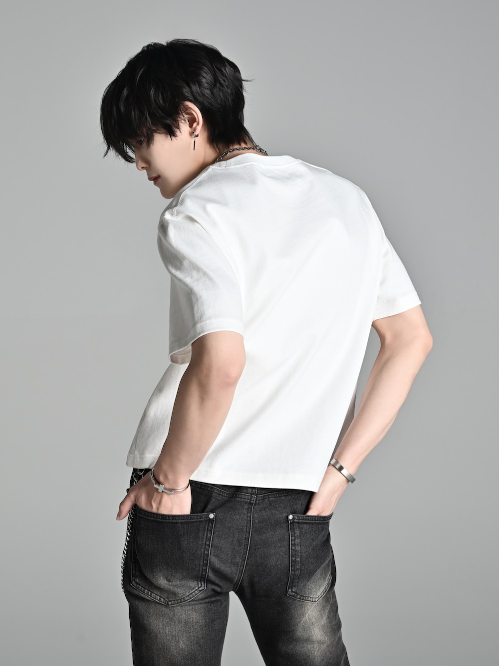 ホワイト系のTシャツ/カットソー、ブラック系のデニムパンツ、ブラック系のショルダーバッグを着用したメンズの春コーディネートの3枚目の写真