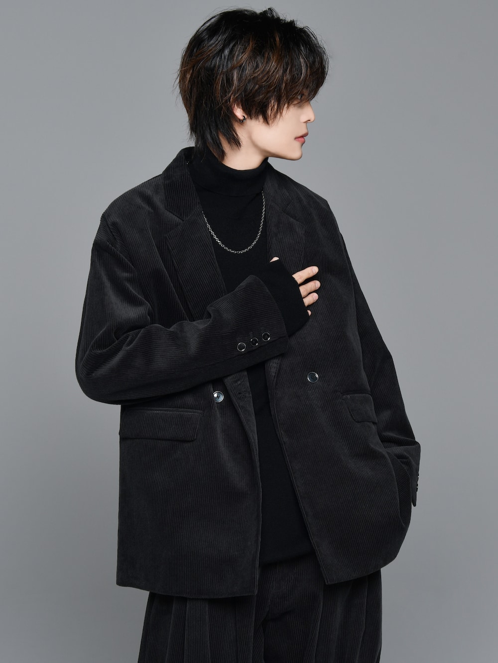 ブラック系のブーツ、ブラック系のテーラードジャケット、ブラック系のその他パンツを着用したメンズの秋コーディネートの5枚目の写真