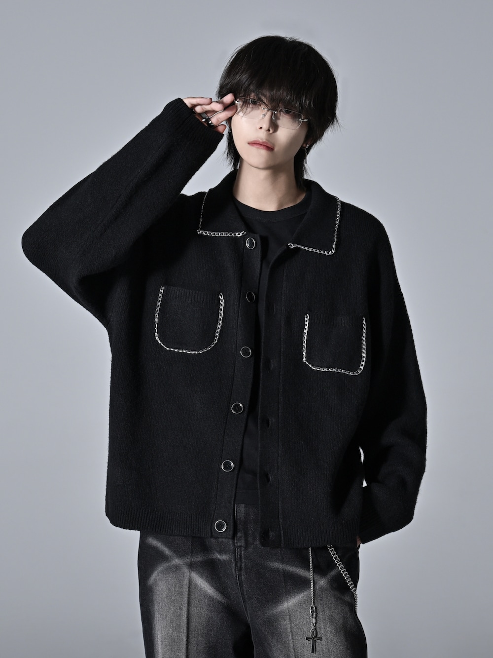 ブラック系のその他パンツ、ブラック系のローファー、ブラック系のカーディガン/ボレロを着用したメンズの秋コーディネートの3枚目の写真