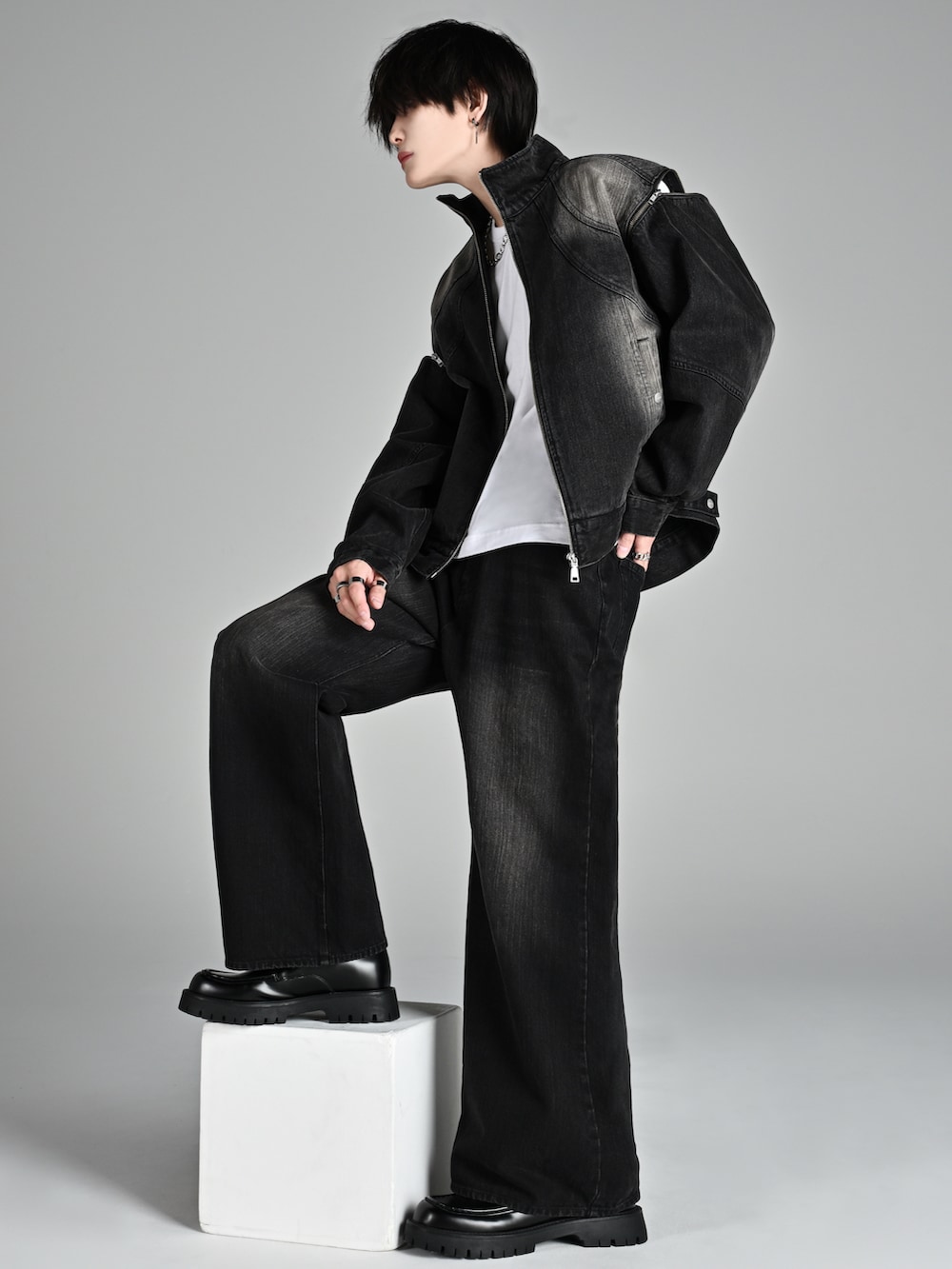 ブラック系のデニムジャケット、ブラック系のデニムパンツ、ブラック系のローファーを着用したメンズの冬コーディネートの4枚目の写真