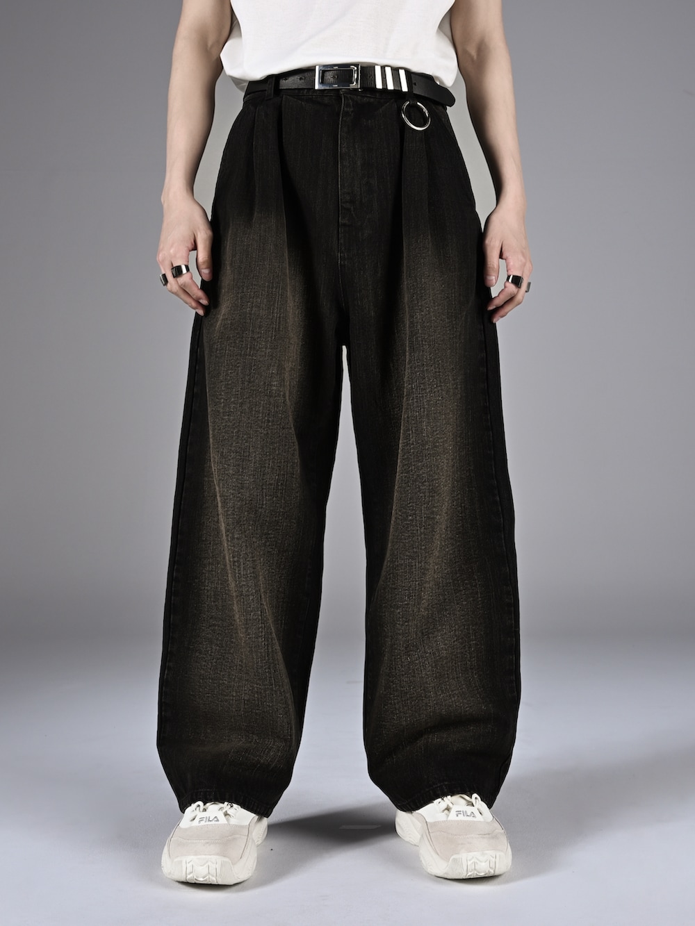 ブラック系のブーツ、ブラック系のショルダーバッグ、ブラック系のTシャツ/カットソーを着用したメンズの秋コーディネートの5枚目の写真