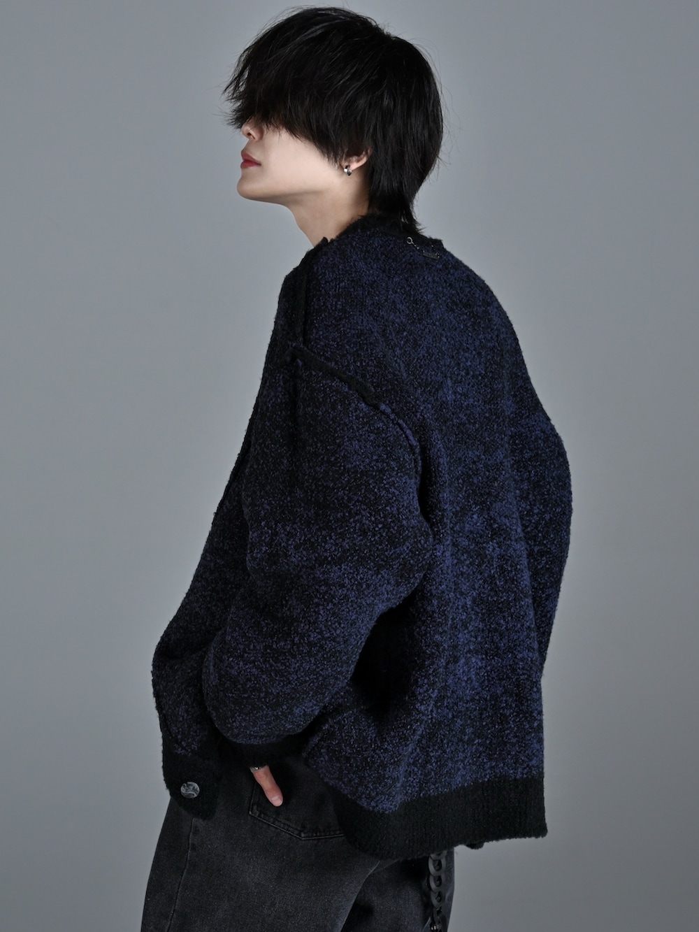 グレー系のTシャツ/カットソー、ブラック系のその他パンツ、ブラック系のブーツを着用したメンズの秋コーディネートの4枚目の写真