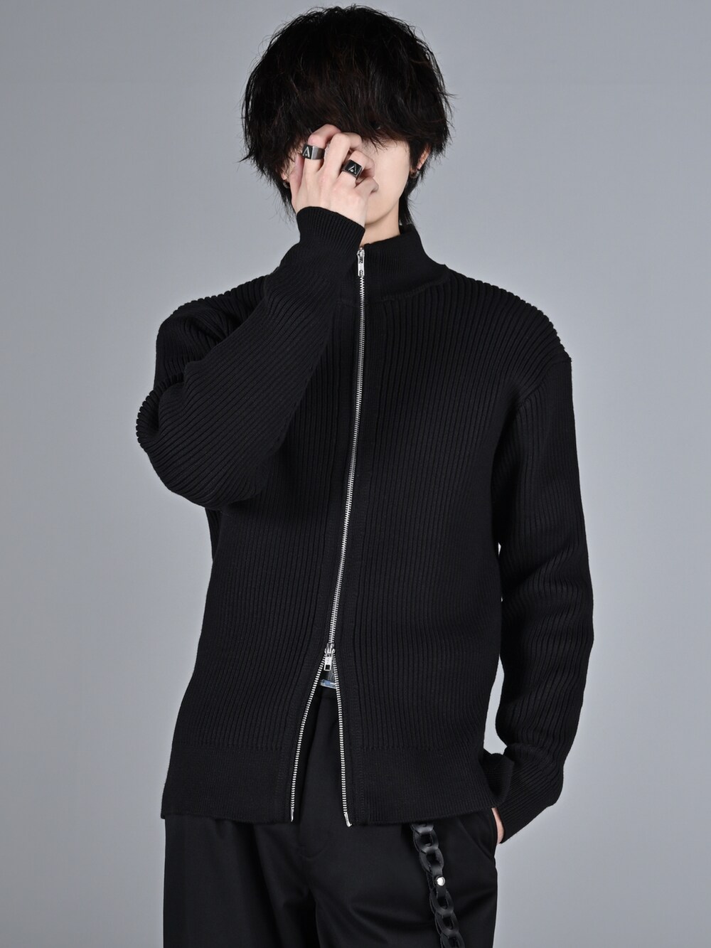 ブラック系のブーツ、ブラック系のショルダーバッグ、ブラック系のニット/セーターを着用したメンズの冬コーディネートの3枚目の写真