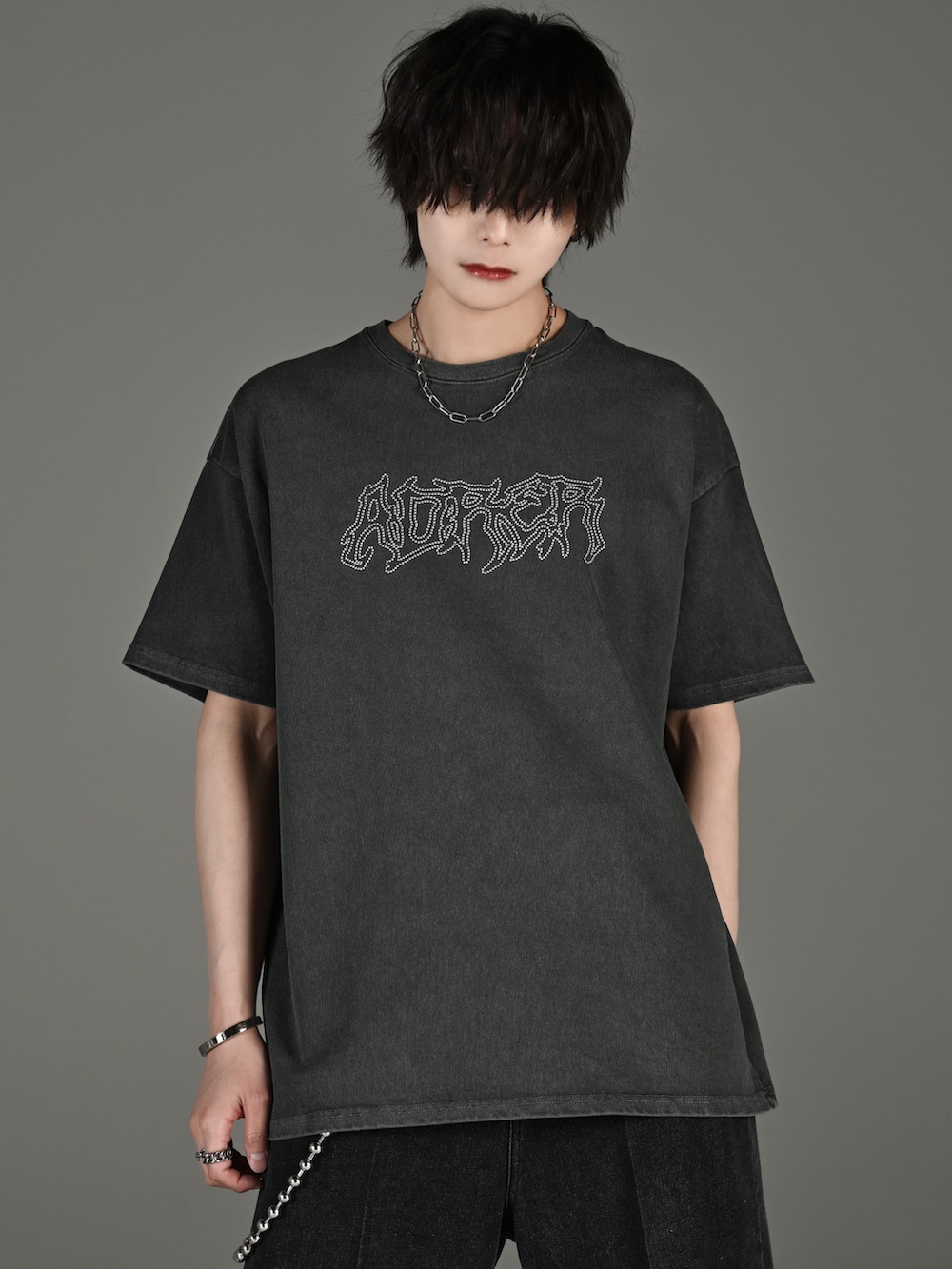 ブラック系のその他パンツ、ブラック系のブーツ、グレー系のTシャツ/カットソーを着用したメンズの春コーディネートの3枚目の写真