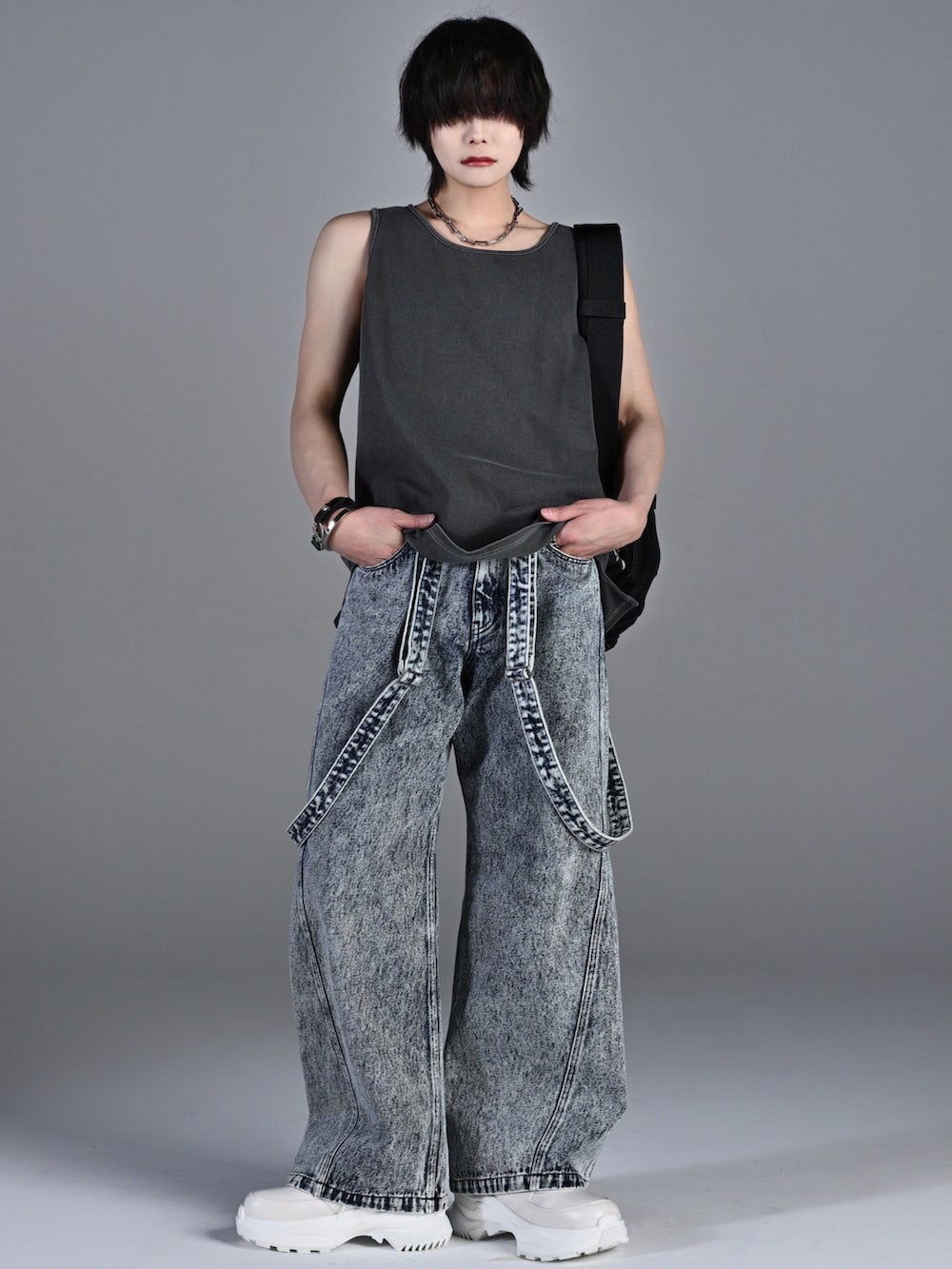 ホワイト系のスニーカー、ブルー系のタンクトップ、ブルー系のデニムパンツを着用したメンズの冬コーディネートの5枚目の写真