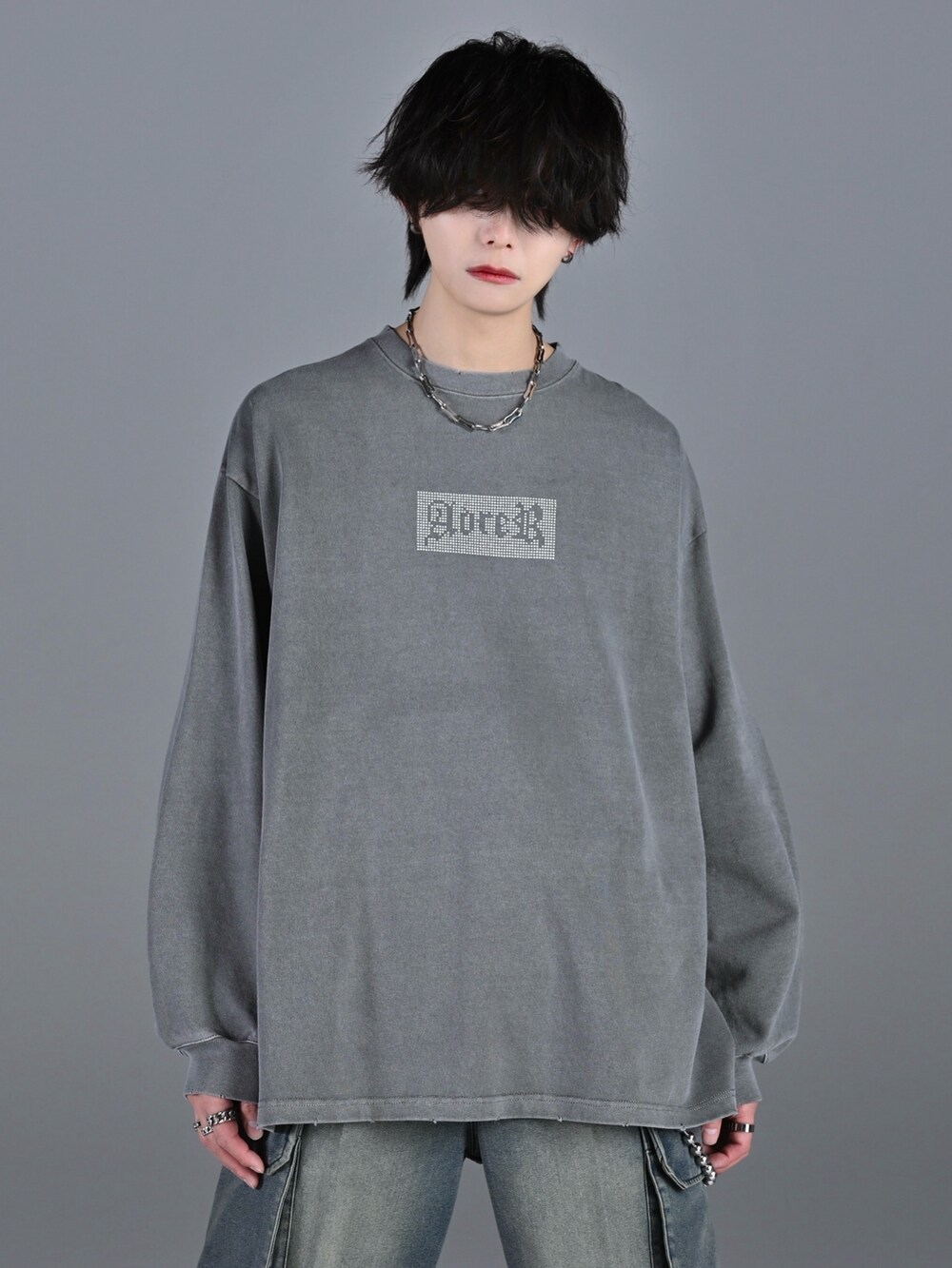 ブラック系のブーツ、ブラック系のショルダーバッグ、グレー系のTシャツ/カットソーを着用したメンズの冬コーディネートの4枚目の写真