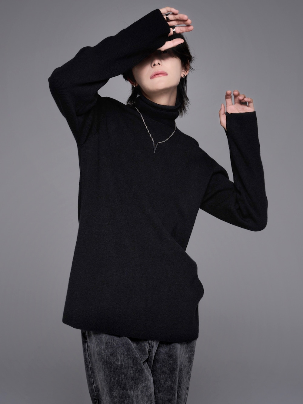 ブラック系のデニムパンツ、ブラック系のブーツ、ブラック系のニット/セーターを着用したメンズの秋コーディネートの4枚目の写真