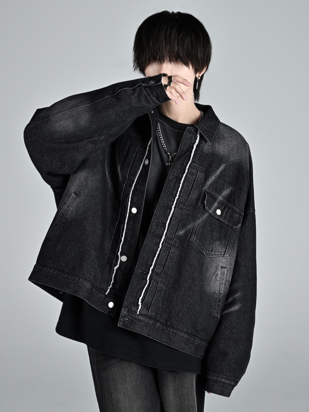 ブラック系のデニムジャケット、ブラック系のデニムパンツ、ブラック系のローファーを着用したメンズの秋コーディネートの2枚目の写真