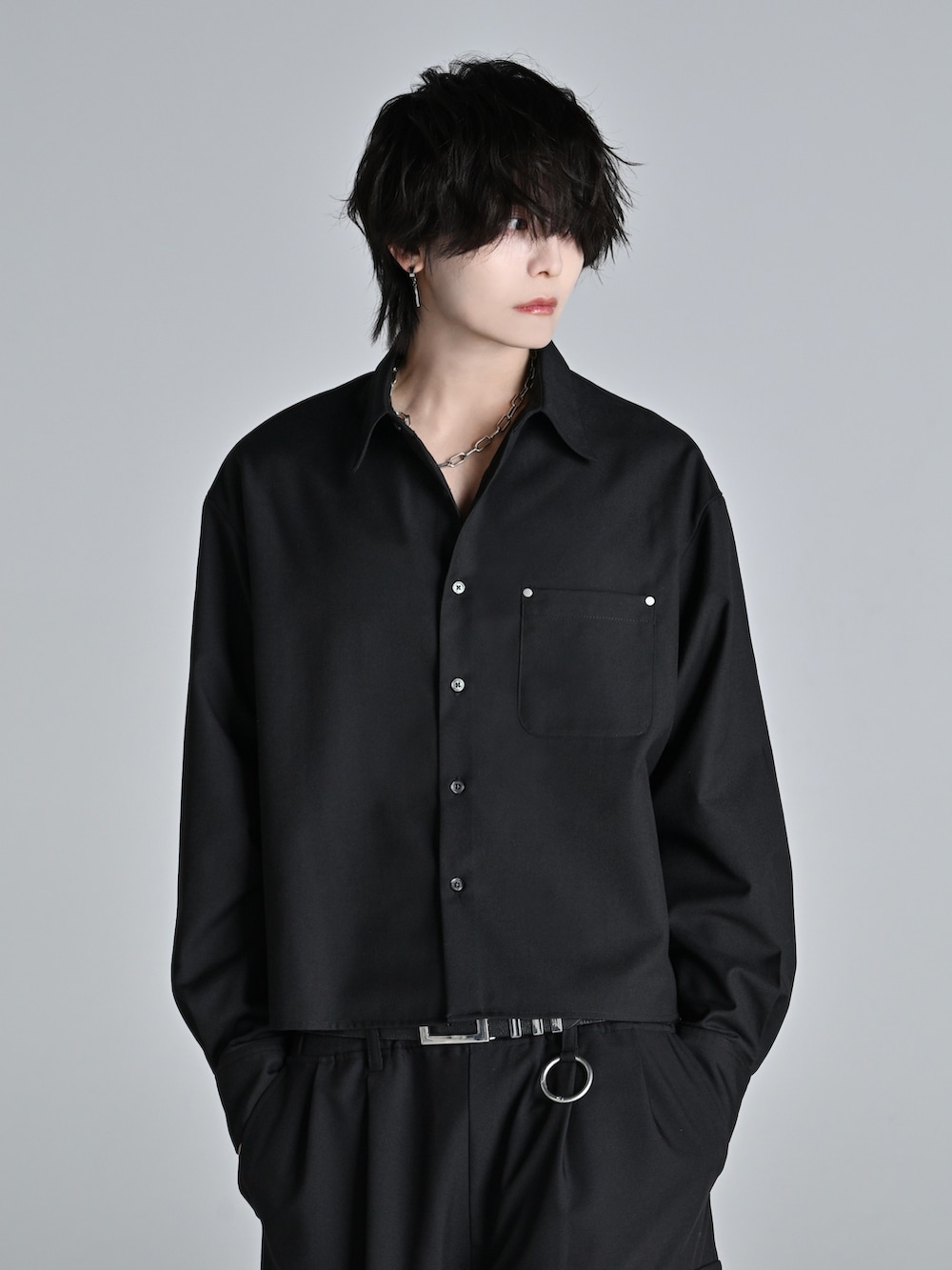 ブラック系のデニムパンツ、ブラック系のショルダーバッグ、ブラック系のスニーカーを着用したメンズの冬コーディネートの4枚目の写真