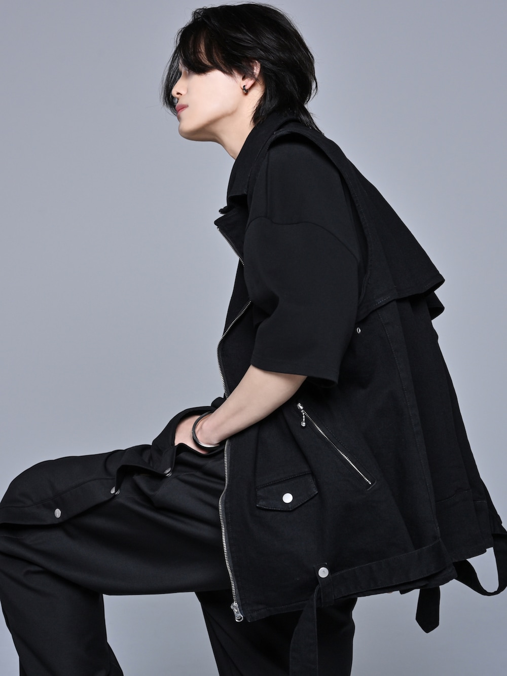 ブラック系のその他パンツ、ブラック系のブーツ、ブラック系のTシャツ/カットソーを着用したメンズの春コーディネートの4枚目の写真