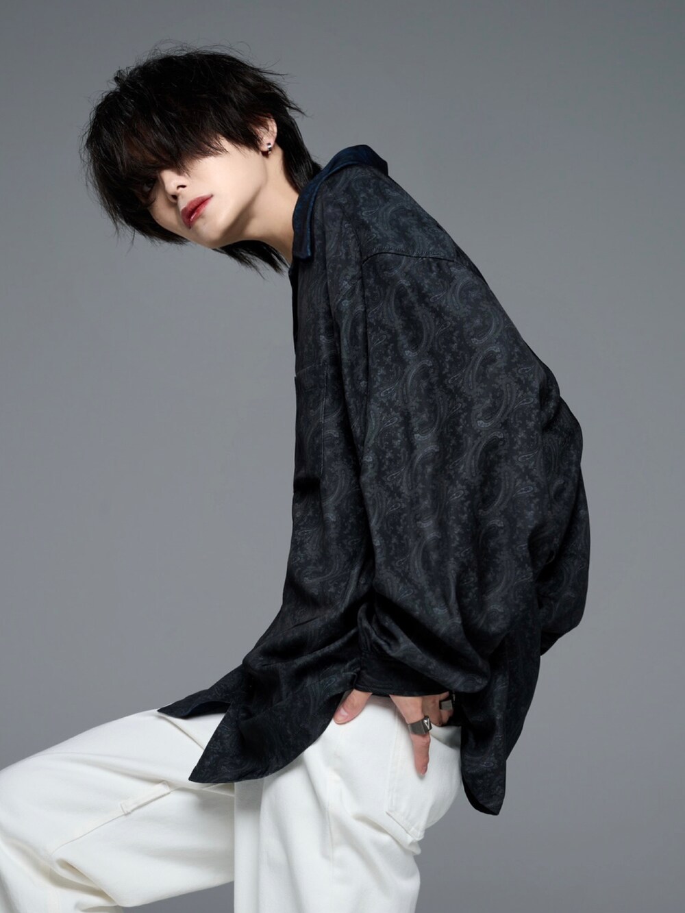 ホワイト系のデニムパンツ、ブラック系のブーツ、ブラック系のシャツ/ブラウスを着用したメンズの秋コーディネートの4枚目の写真