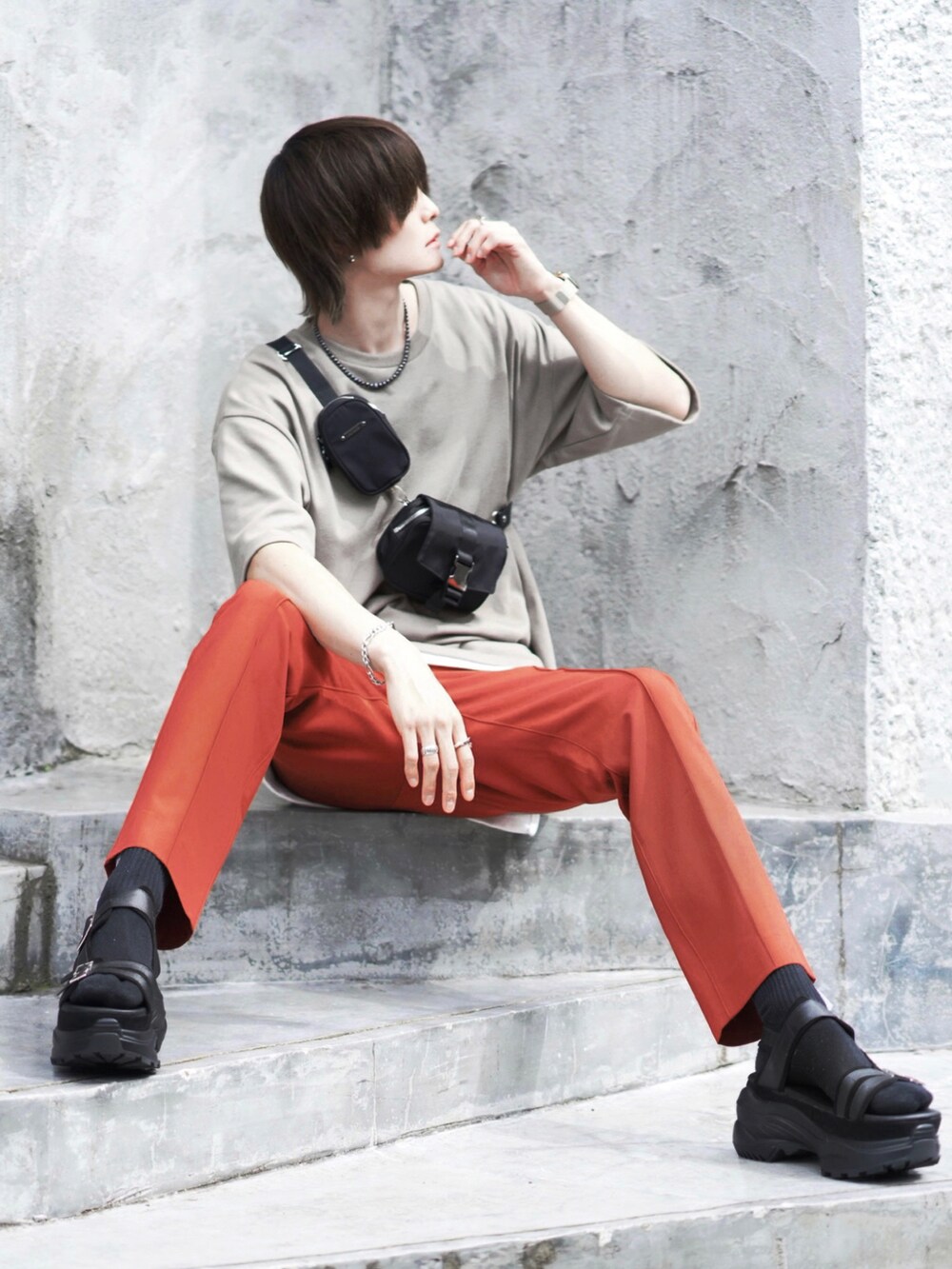 ベージュ系のTシャツ/カットソー、ホワイト系のタンクトップ、ブラック系のショルダーバッグを着用したメンズの夏コーディネートの2枚目の写真