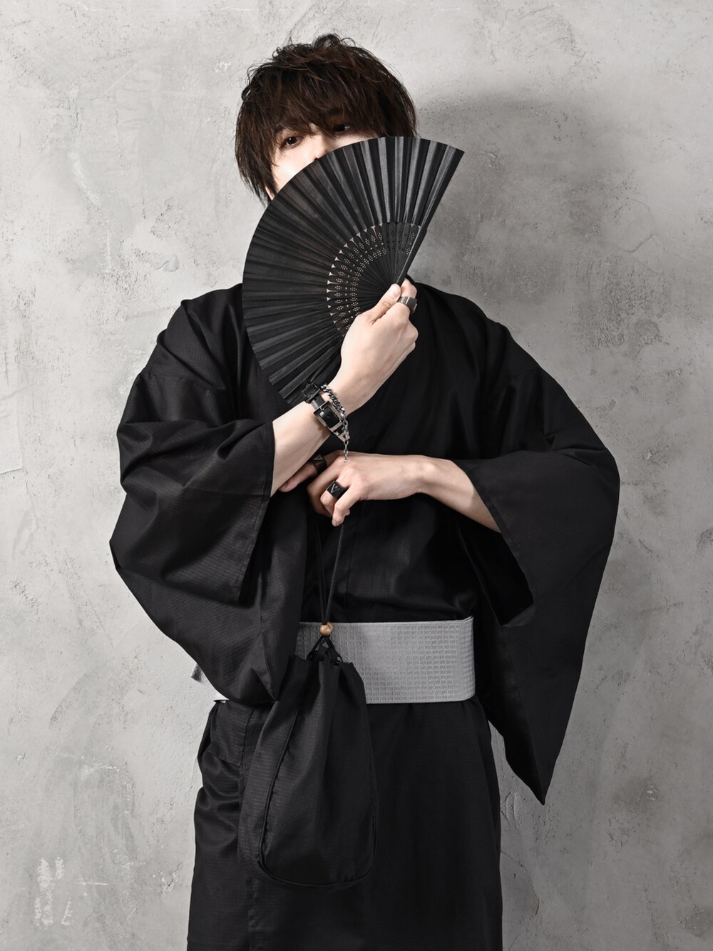 シルバー系のバングル/リストバンド、シルバー系のピアス(両耳用)、ブラック系のリングを着用したメンズの春コーディネートの3枚目の写真