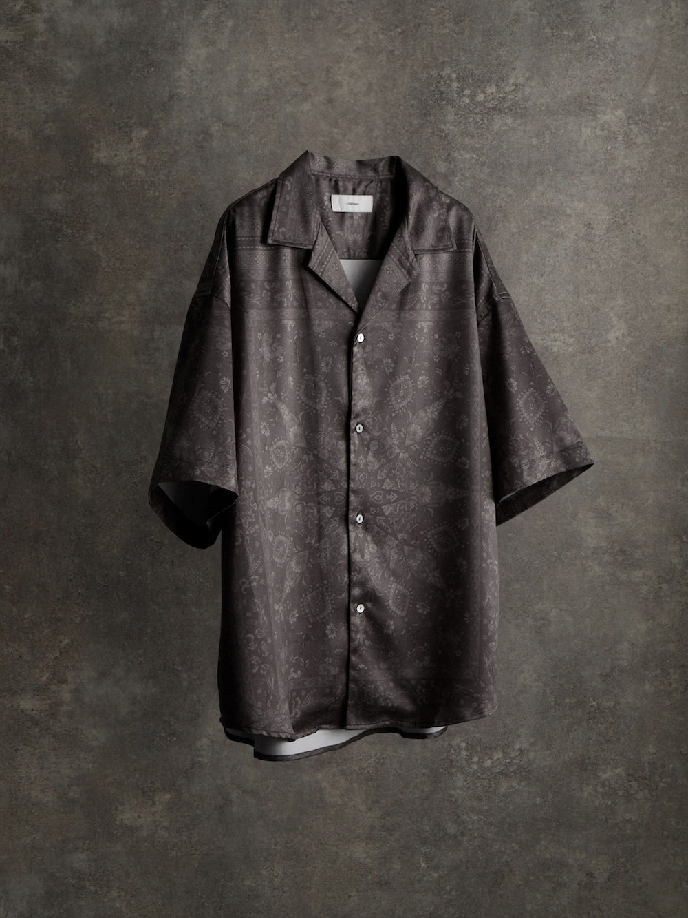 ブラック系のスニーカー、ブラック系のショルダーバッグ、ブラック系のシャツ/ブラウスを着用したメンズの春コーディネートの5枚目の写真