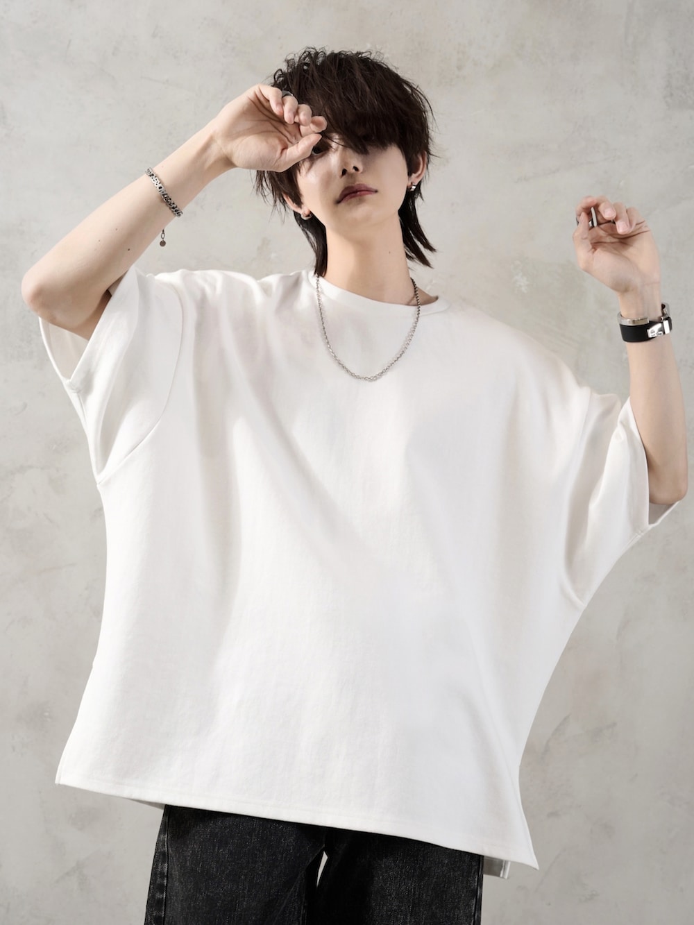 ブラック系のデニムパンツ、ホワイト系のTシャツ/カットソー、ブラック系のショルダーバッグを着用したメンズの春コーディネートの2枚目の写真