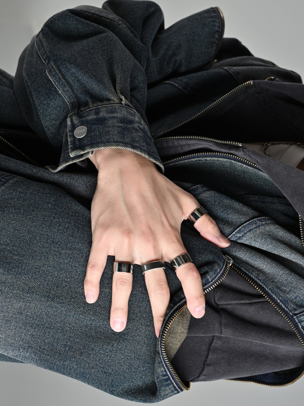 ブルー系のデニムジャケット、ブルー系のデニムパンツ、ブラック系のローファーを着用したメンズの夏コーディネートの3枚目の写真