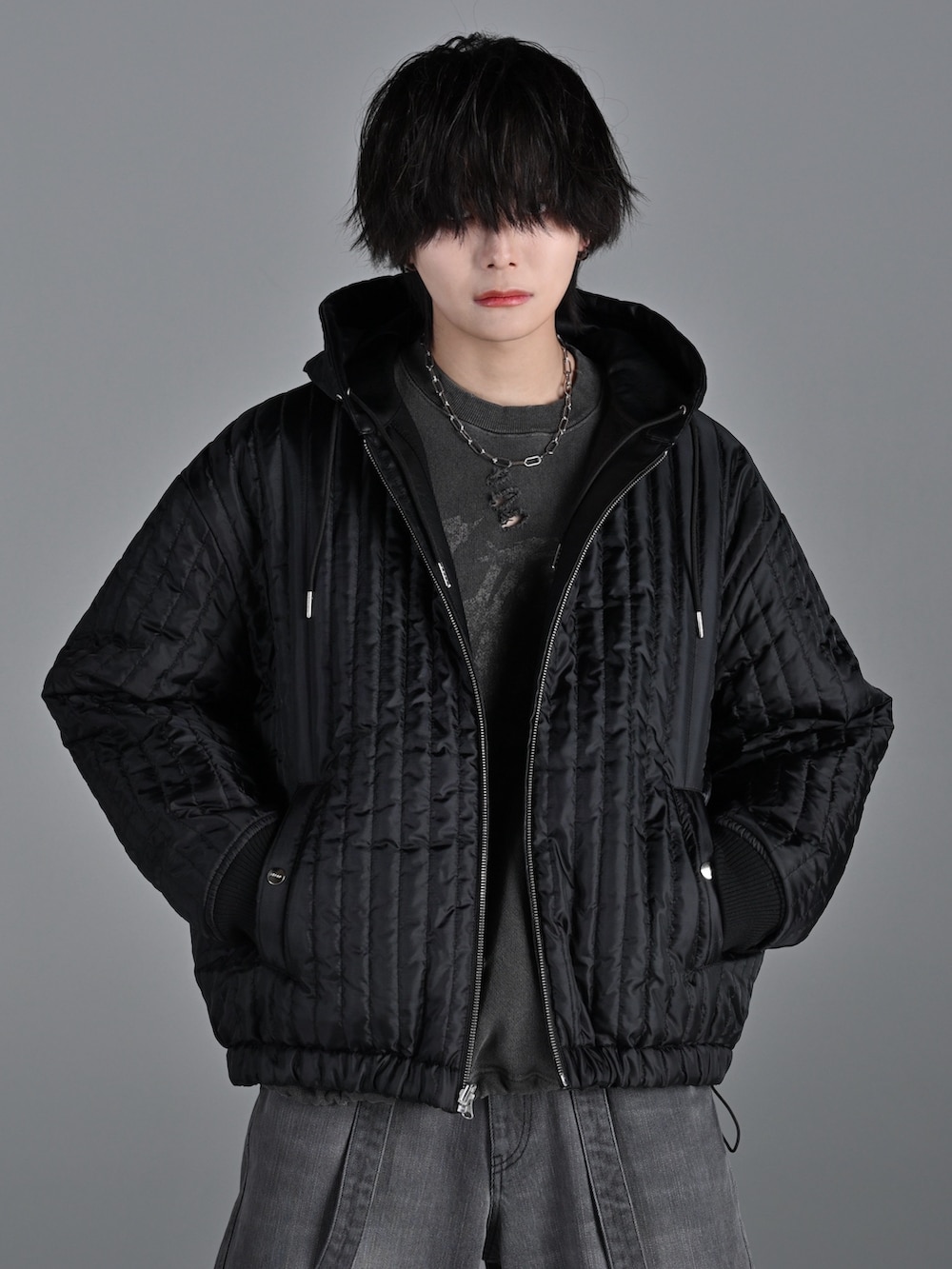 ブラック系のブーツ、ブラック系のブルゾン、グレー系のデニムパンツを着用したメンズの冬コーディネートの5枚目の写真