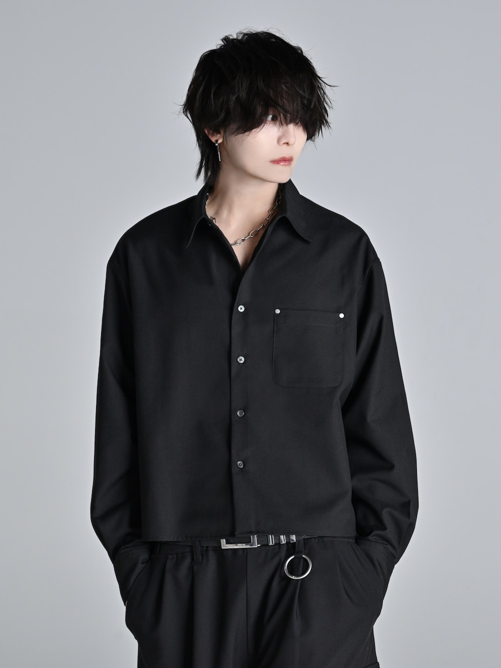 ブラック系のシャツ/ブラウス、ブラック系のスラックス、ブラック系のショルダーバッグを着用したメンズの冬コーディネートの2枚目の写真