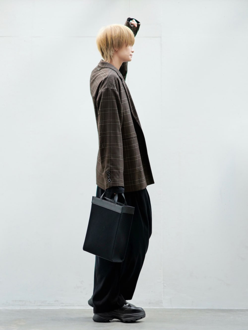 ブラック系のTシャツ/カットソー、ブラウン系のテーラードジャケット、ホワイト系のTシャツ/カットソーを着用したメンズの春コーディネートの4枚目の写真