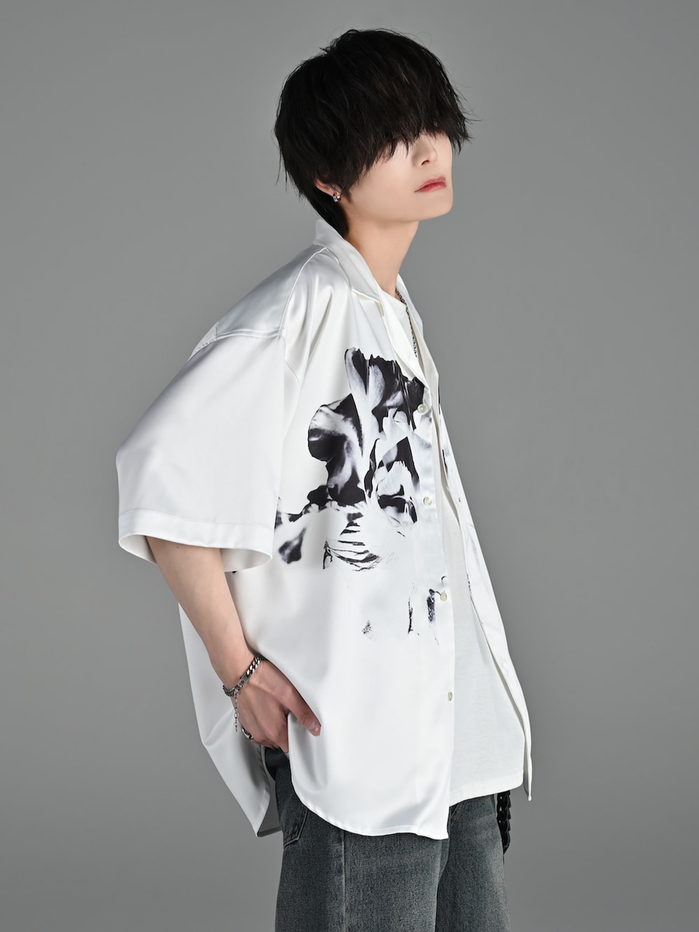 ホワイト系のシャツ/ブラウス、ブルー系のタンクトップ、ブラック系のデニムパンツを着用したメンズの夏コーディネートの2枚目の写真