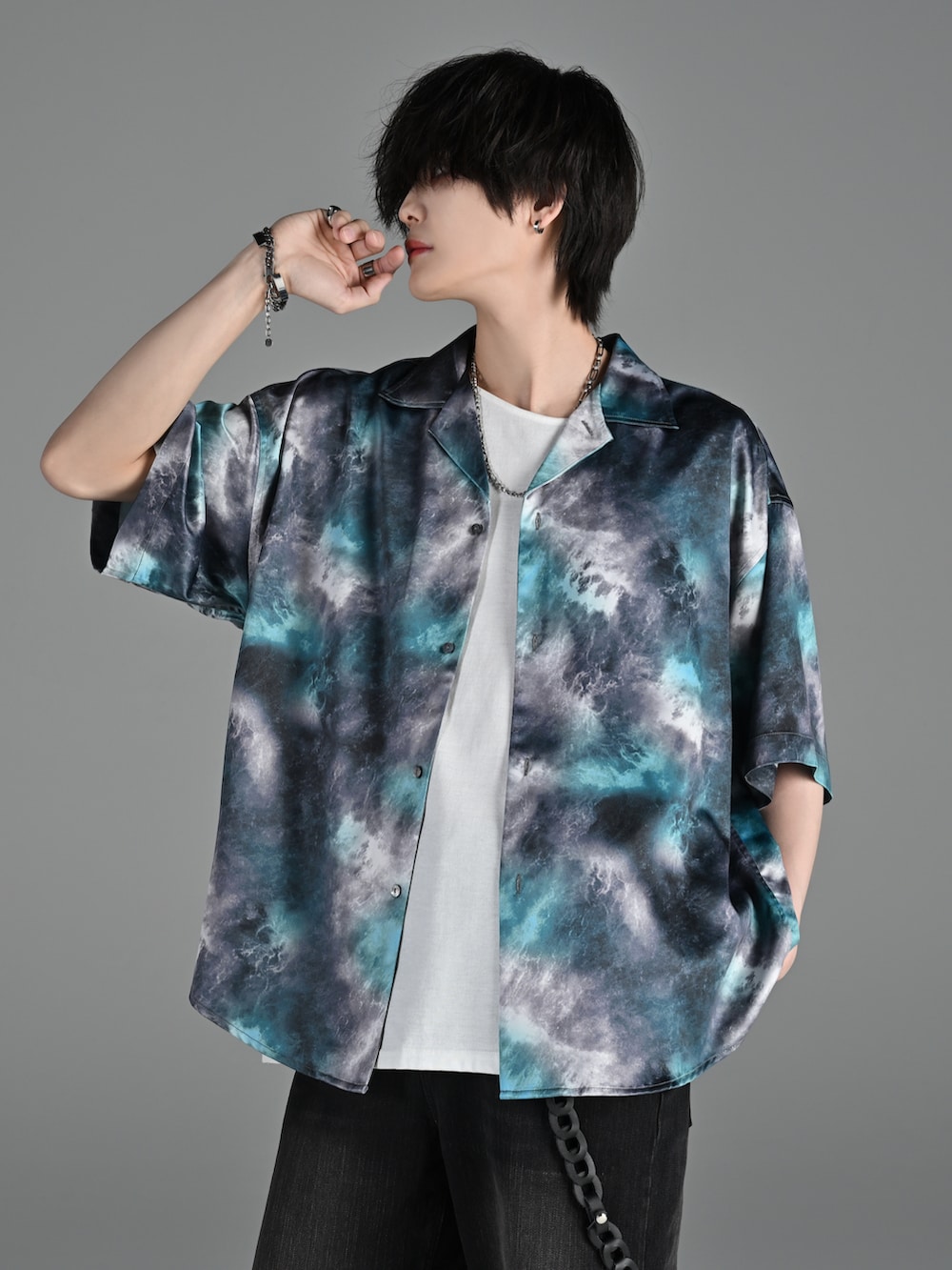 ブルー系のシャツ/ブラウス、ブラック系のデニムパンツ、ブラック系のスニーカーを着用したメンズの夏コーディネートの3枚目の写真