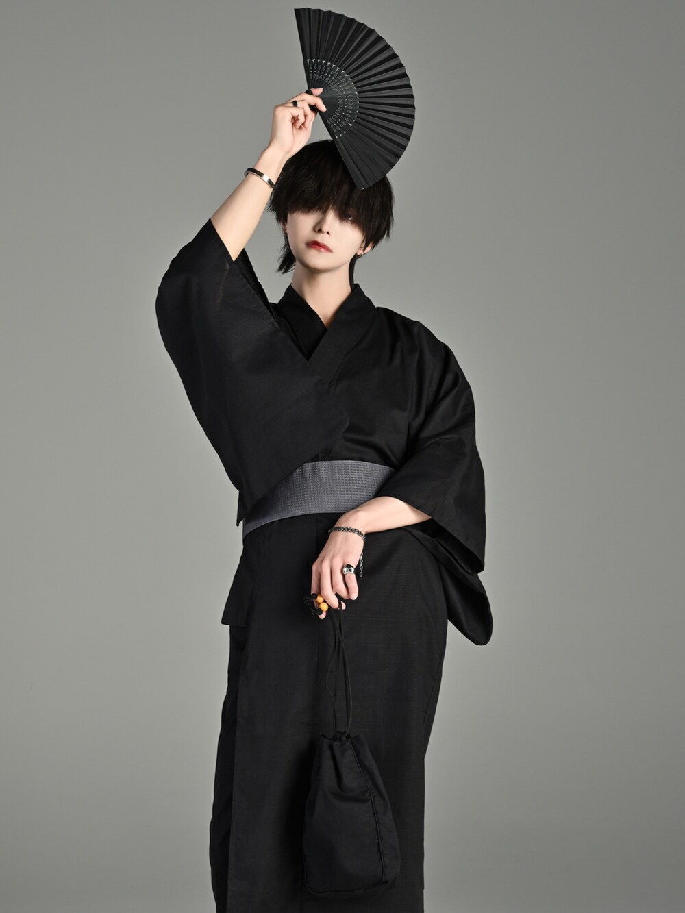 シルバー系のピアス（両耳用）、シルバー系のメガネ、シルバー系のバングル/リストバンドを着用したメンズの夏コーディネートの4枚目の写真