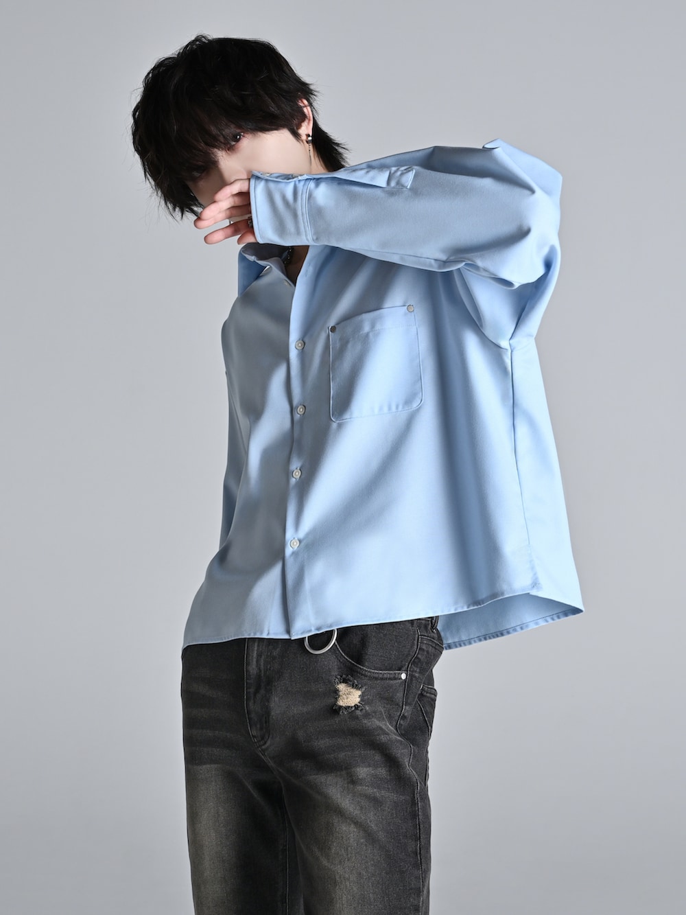 ブラック系のデニムパンツ、ブラック系のローファー、ブラック系のショルダーバッグを着用したメンズの冬コーディネートの4枚目の写真