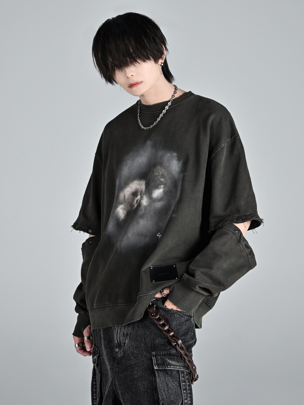 ブラック系のカーゴパンツ、ベージュ系のブーツ、ブラウン系のスウェットを着用したメンズの秋コーディネートの3枚目の写真