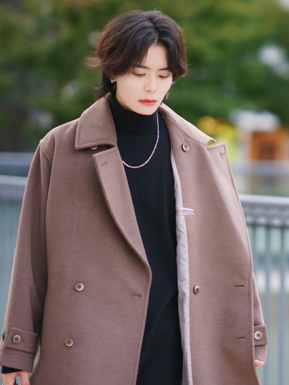 ブラック系のニット/セーター、ブラック系のデニムパンツ、ブラック系のブーツを着用したメンズの秋コーディネートの4枚目の写真