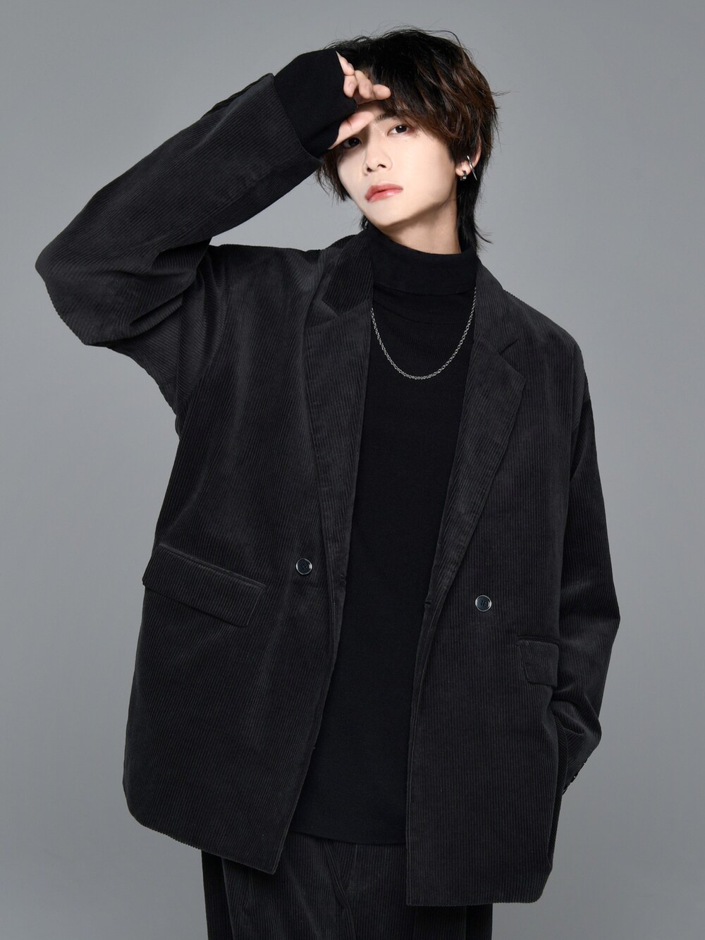 ブラック系のブーツ、ブラック系のテーラードジャケット、ブラック系のその他パンツを着用したメンズの秋コーディネートの3枚目の写真