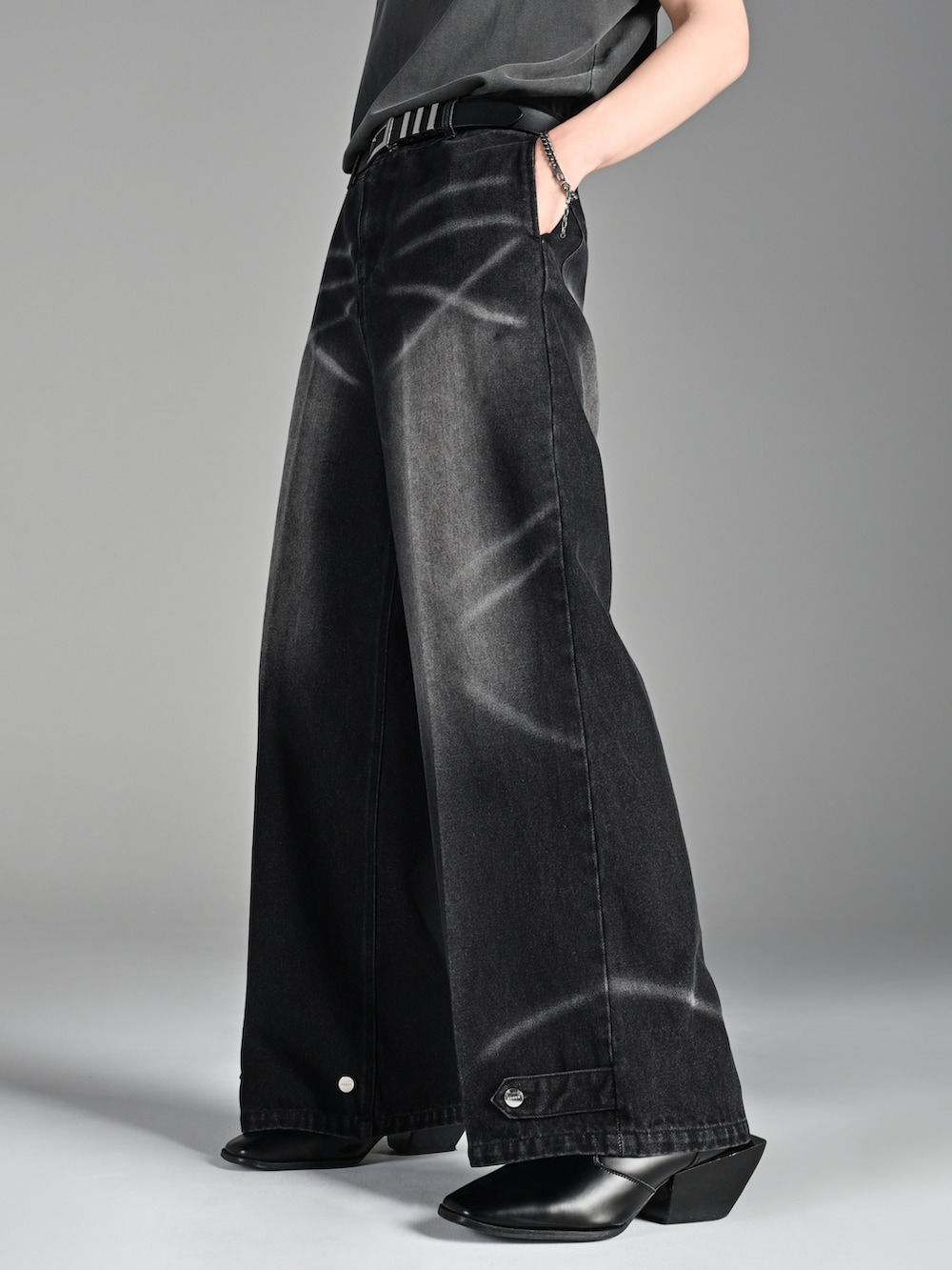 ブラック系のスニーカー、レッド系のタンクトップ、ブラック系のシャツ/ブラウスを着用したメンズの夏コーディネートの3枚目の写真