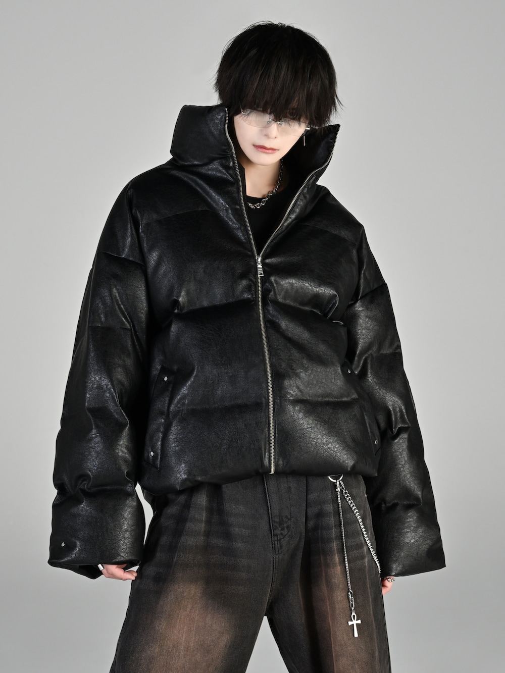 ブラック系のローファー、ブラック系のダウンジャケット/コート、ブラック系のデニムパンツを着用したメンズの秋コーディネートの5枚目の写真