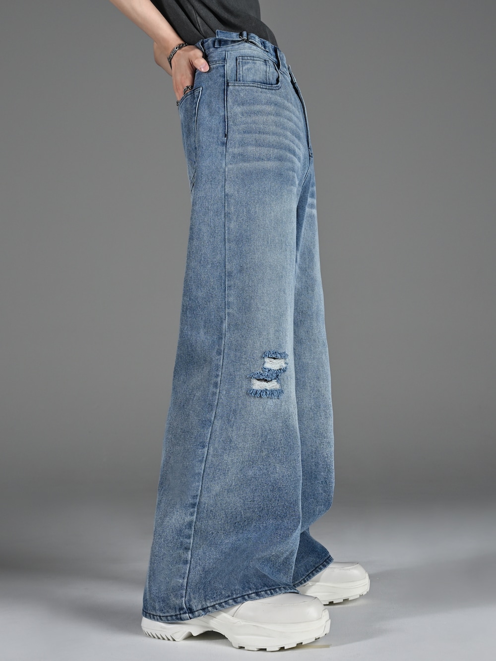 ブラック系のブーツ、ブラック系のショルダーバッグ、グレー系のTシャツ/カットソーを着用したメンズの春コーディネートの4枚目の写真