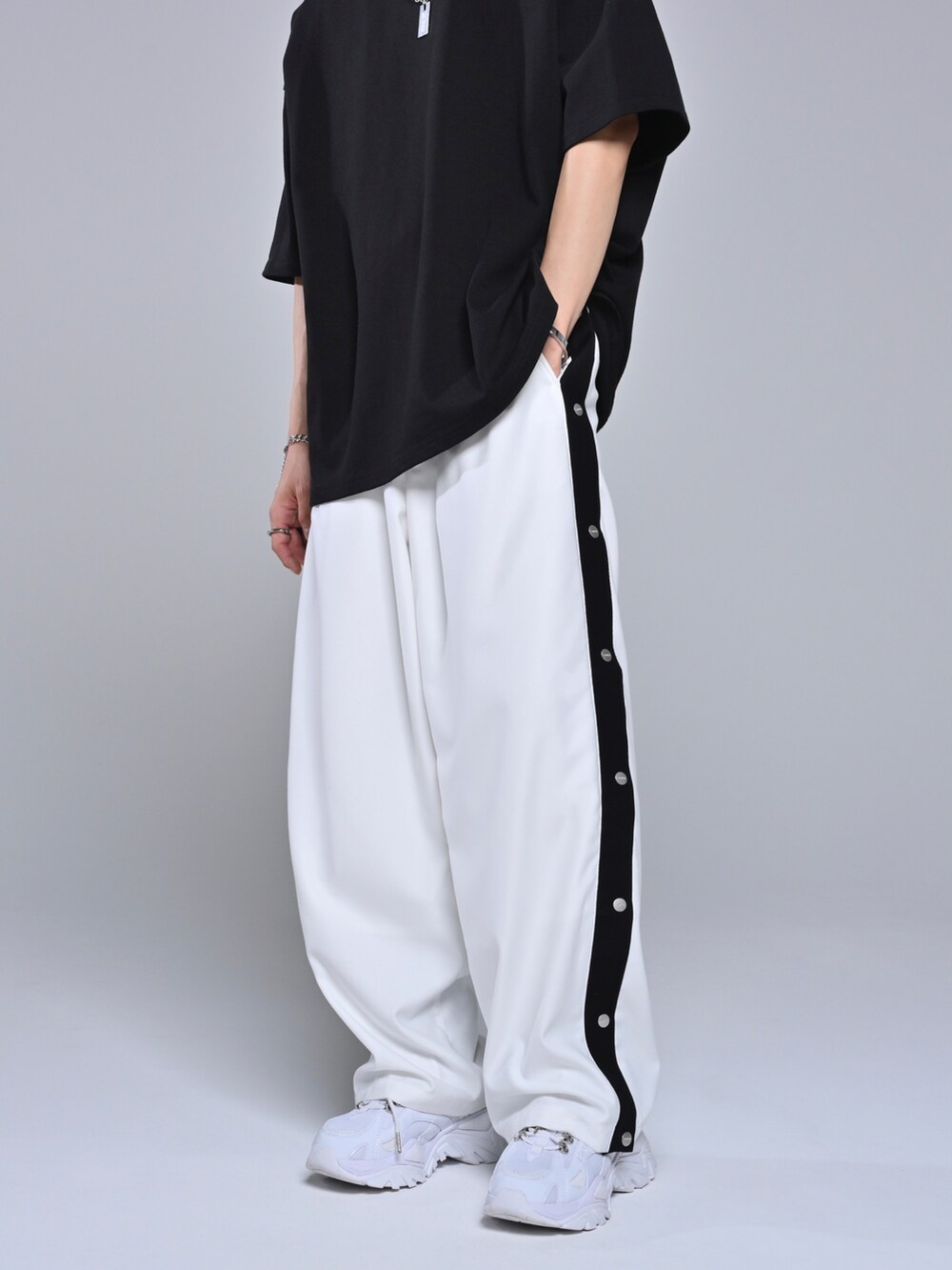 ブラック系のTシャツ/カットソー、ホワイト系のスニーカー、ホワイト系のその他パンツを着用したメンズの春コーディネートの3枚目の写真