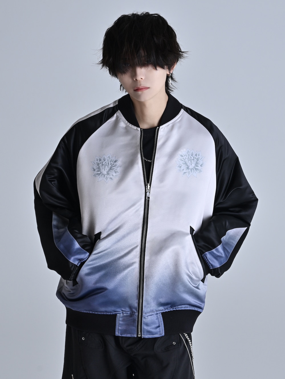 ブラック系のスウェットパンツ、ブラック系のスニーカー、ブラック系のスカジャンを着用したメンズの冬コーディネートの2枚目の写真