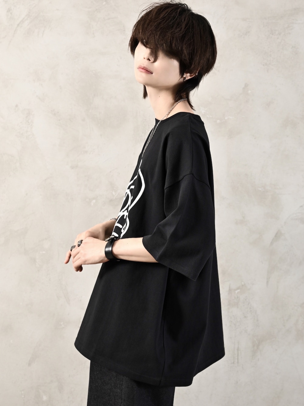 ブラック系のブーツ、ブラック系のショルダーバッグ、ブラック系のTシャツ/カットソーを着用したメンズの春コーディネートの4枚目の写真