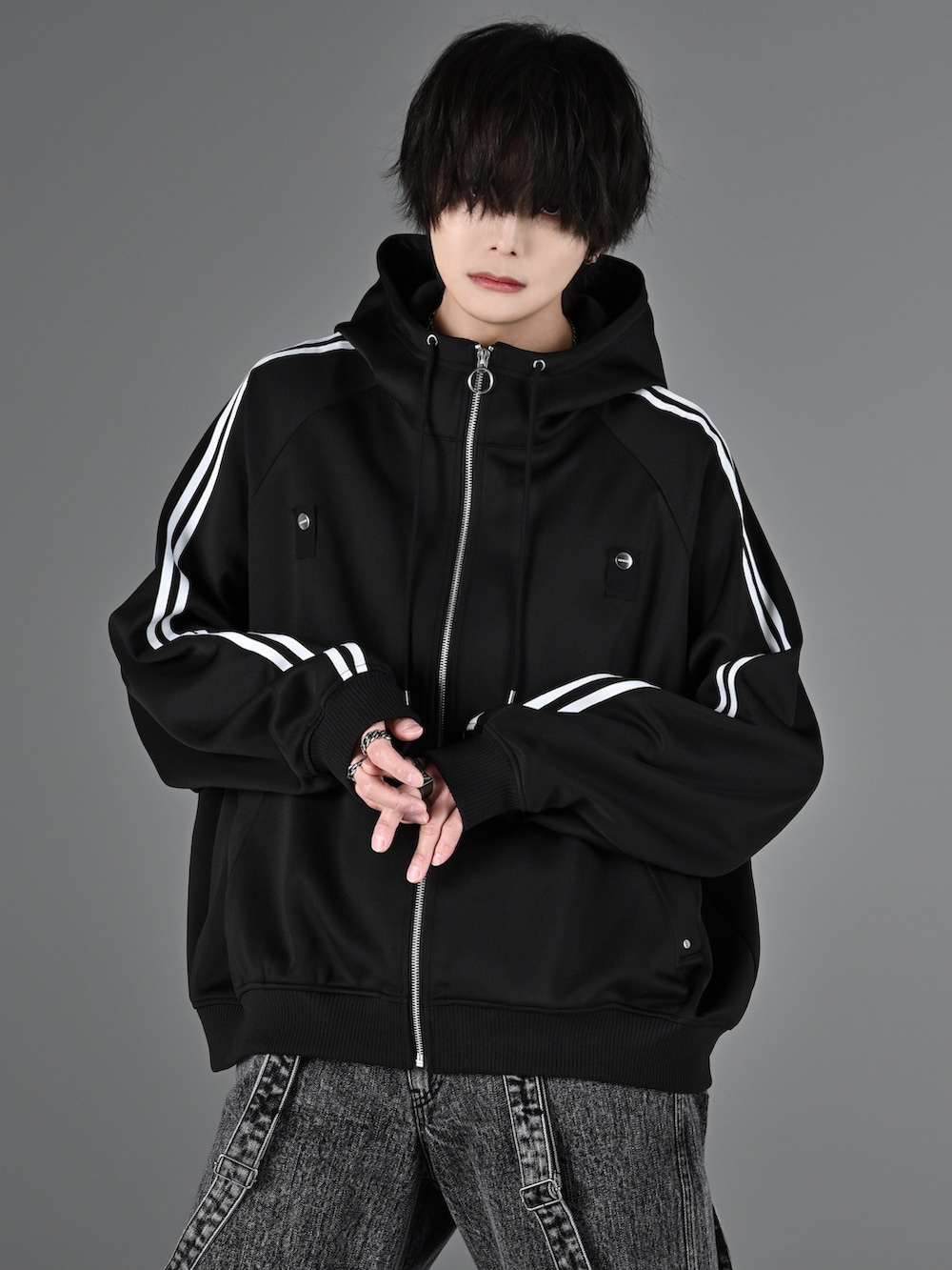 ホワイト系のスニーカー、グレー系のタンクトップ、ブルー系のデニムジャケットを着用したメンズの冬コーディネートの3枚目の写真