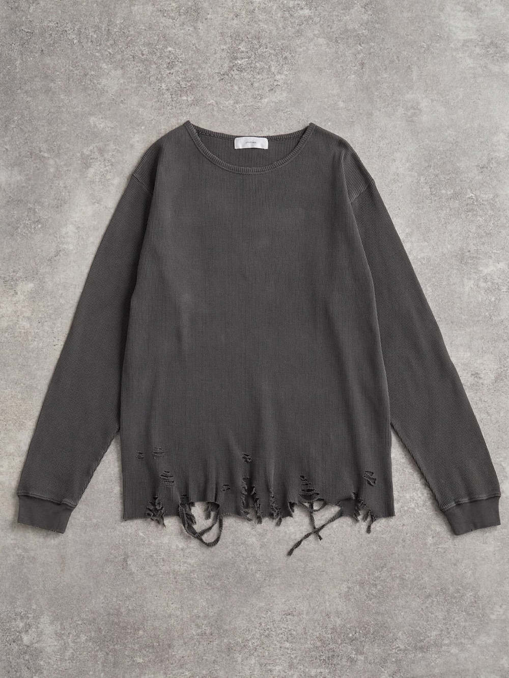 グレー系のTシャツ/カットソー、グレー系のスウェットパンツ、ブラック系のショルダーバッグを着用したメンズの秋コーディネートの3枚目の写真