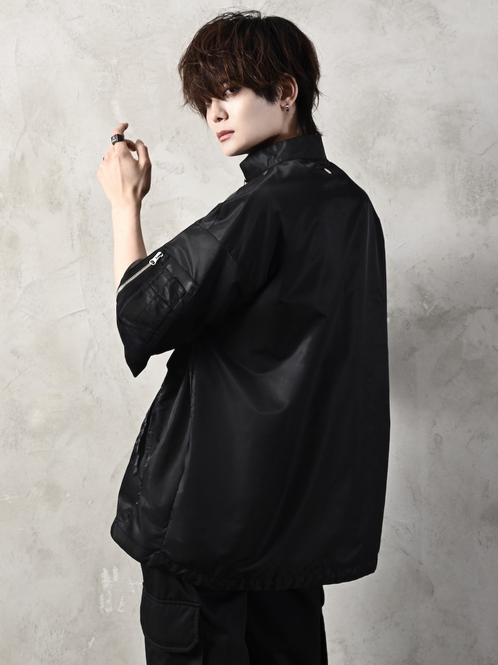 ブラック系のTシャツ/カットソー、ブラック系のシャツ/ブラウス、ブラック系のサンダルを着用したメンズの夏コーディネートの5枚目の写真