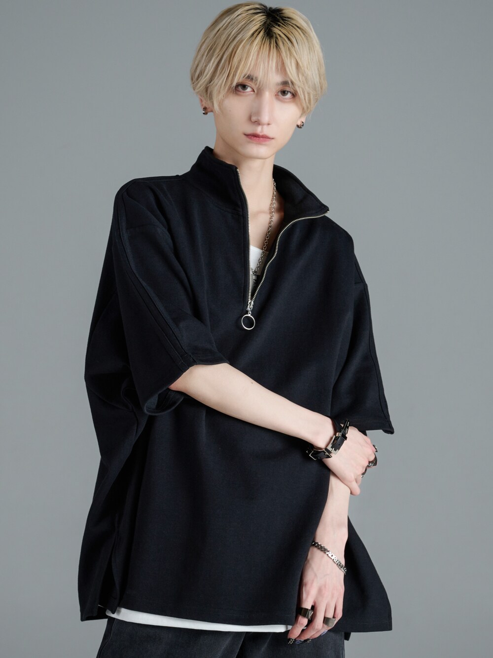 ブルー系のデニムパンツ、ブラック系のショルダーバッグ、ブラック系のTシャツ/カットソーを着用したメンズの春コーディネートの2枚目の写真