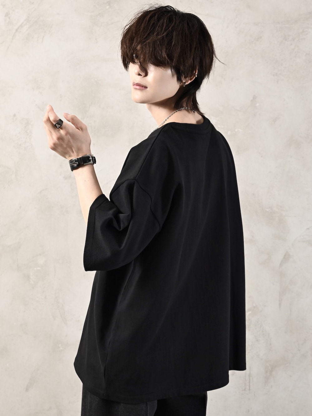 ブラック系のブーツ、ブラック系のショルダーバッグ、ブラック系のTシャツ/カットソーを着用したメンズの春コーディネートの5枚目の写真