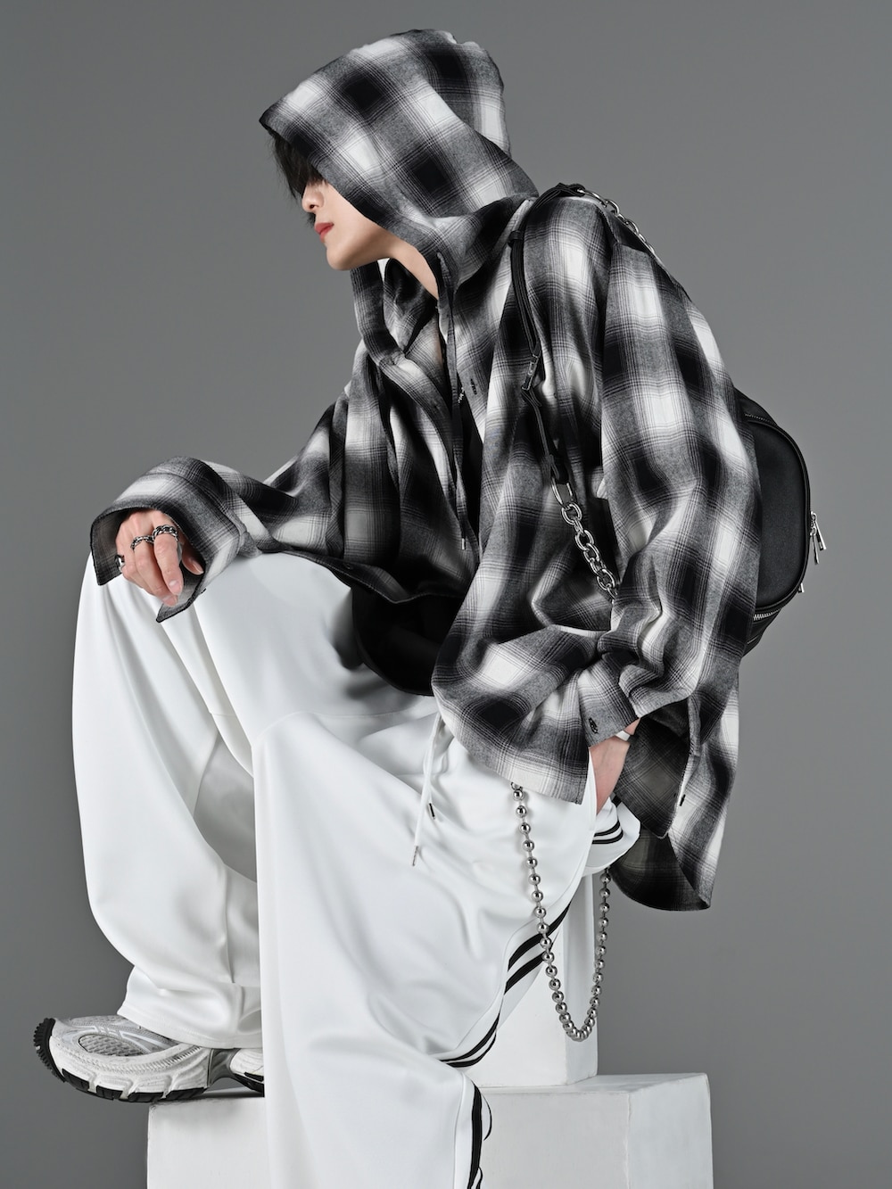 ホワイト系のその他パンツ、レッド系のタンクトップ、ブラック系のシャツ/ブラウスを着用したメンズの春コーディネートの2枚目の写真