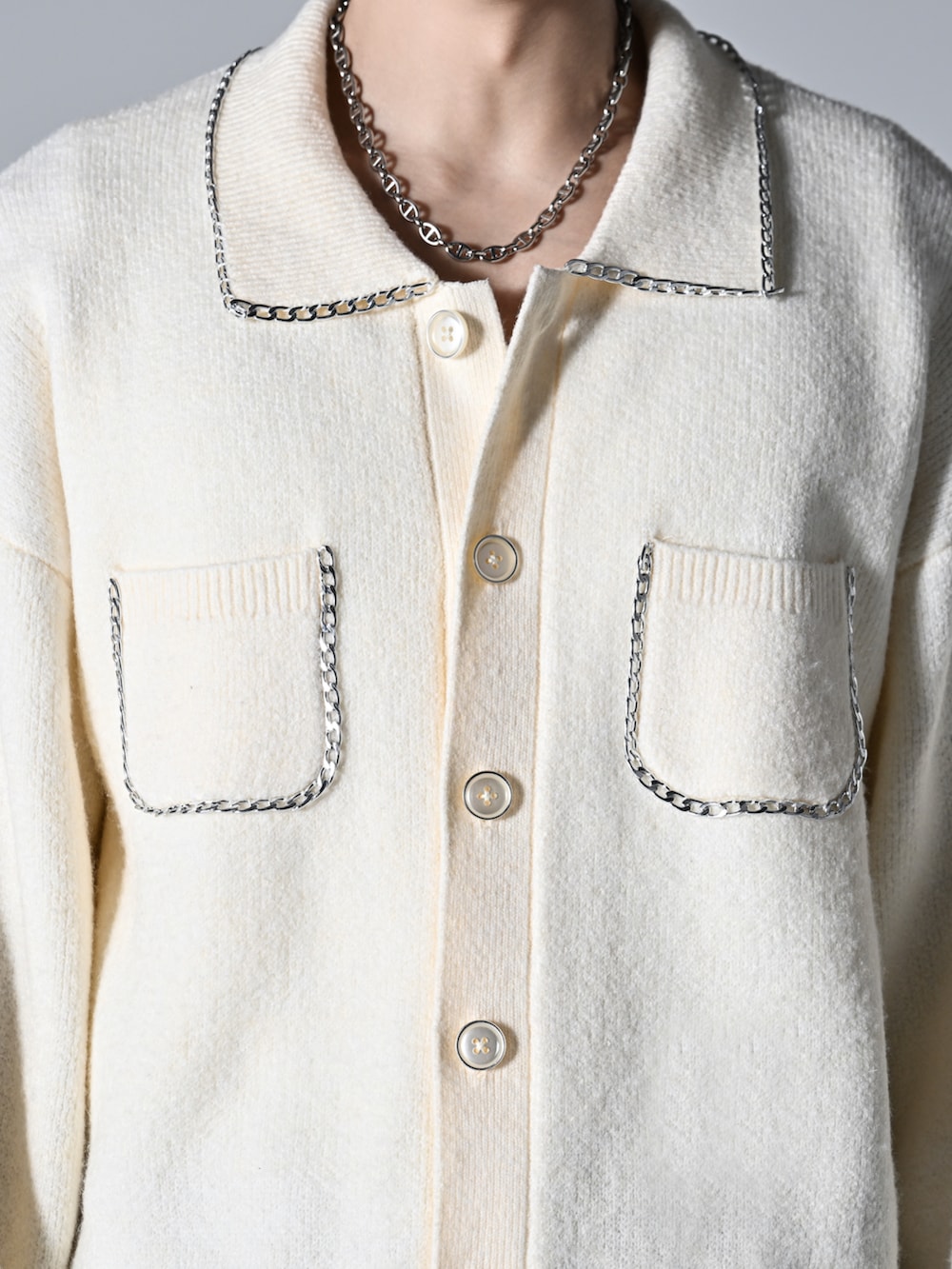 ホワイト系のカーディガン/ボレロ、ブラック系のカーゴパンツ、ブラック系のローファーを着用したメンズの秋コーディネートの3枚目の写真