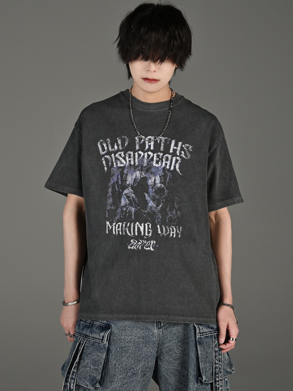 ブルー系のカーゴパンツ、ホワイト系のスニーカー、グレー系のTシャツ/カットソーを着用したメンズの春コーディネートの3枚目の写真