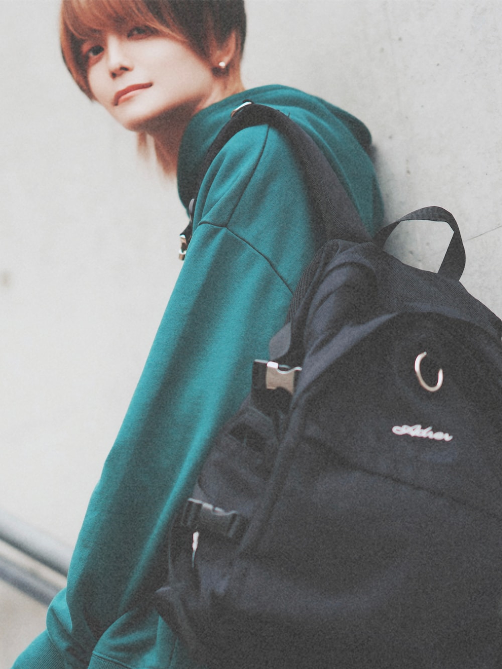 ホワイト系のTシャツ/カットソー、ブラック系のデニムパンツ、ブラック系のスニーカーを着用したメンズの冬コーディネートの3枚目の写真