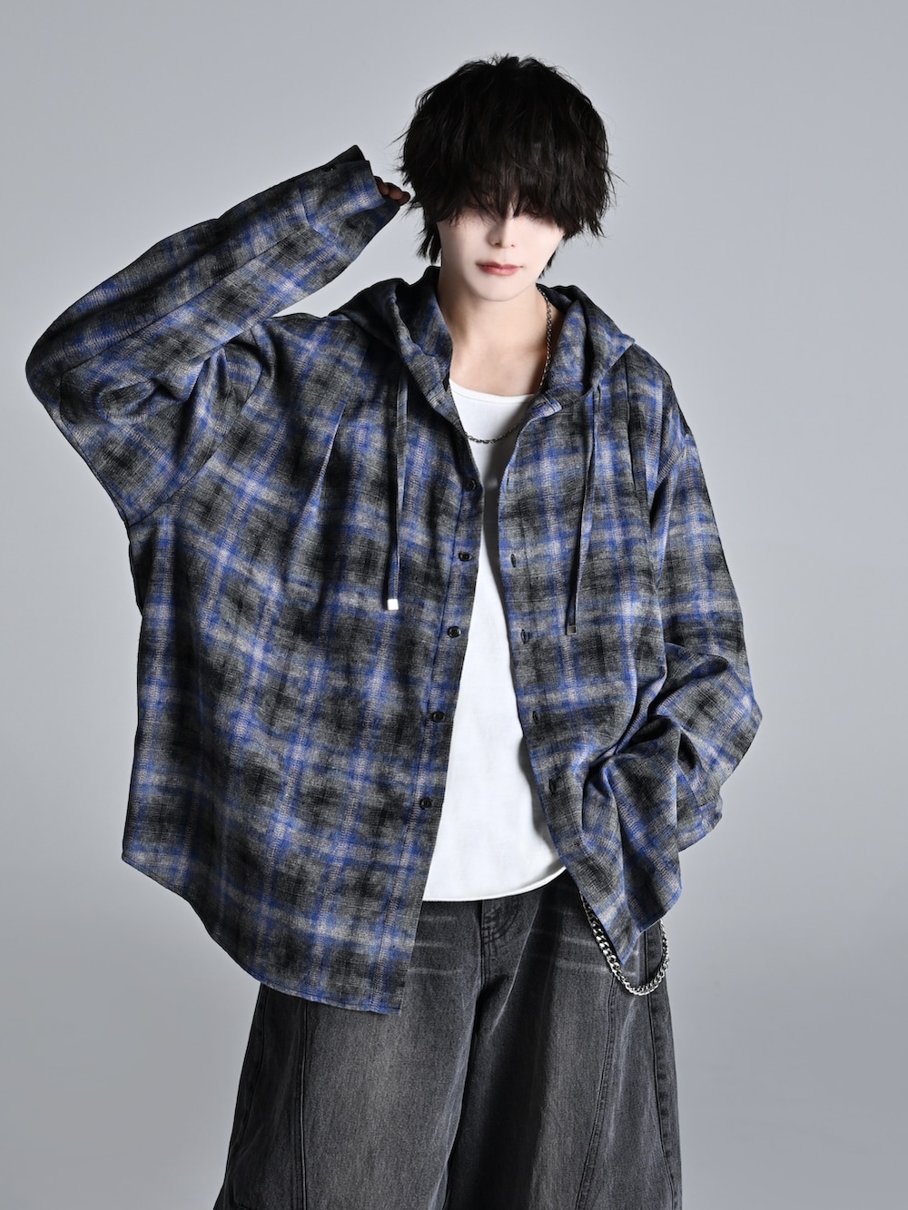 グレー系のタンクトップ、ブルー系のシャツ/ブラウス、ブラック系のカーゴパンツを着用したメンズの春コーディネートの2枚目の写真