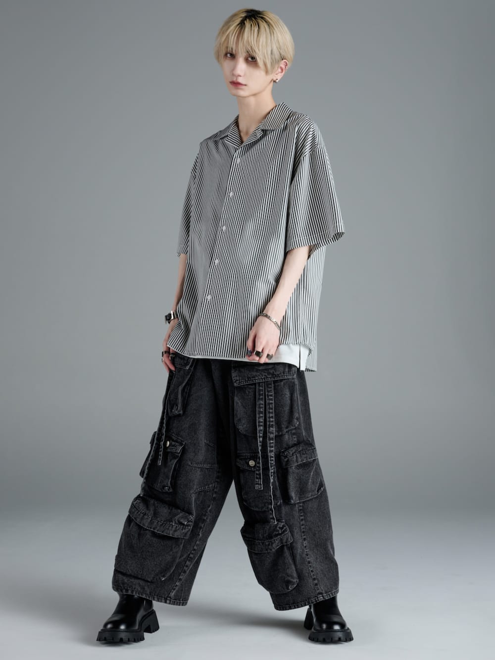 ブルー系のデニムパンツ、ホワイト系のシャツ/ブラウス、ブラック系のサンダルを着用したメンズの夏コーディネートの5枚目の写真