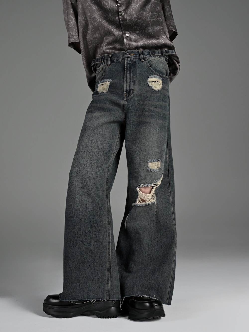 ブラック系のスニーカー、ブラック系のシャツ/ブラウス、ブルー系のデニムパンツを着用したメンズの春コーディネートの3枚目の写真