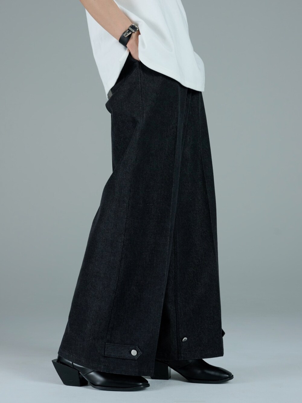 ホワイト系のシャツ/ブラウス、ブラック系のその他パンツ、ブラック系のサンダルを着用したメンズの夏コーディネートの2枚目の写真